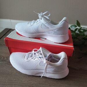 Nike Tanjun Womens Sneakers Shoes White Size 9.5 New With Box